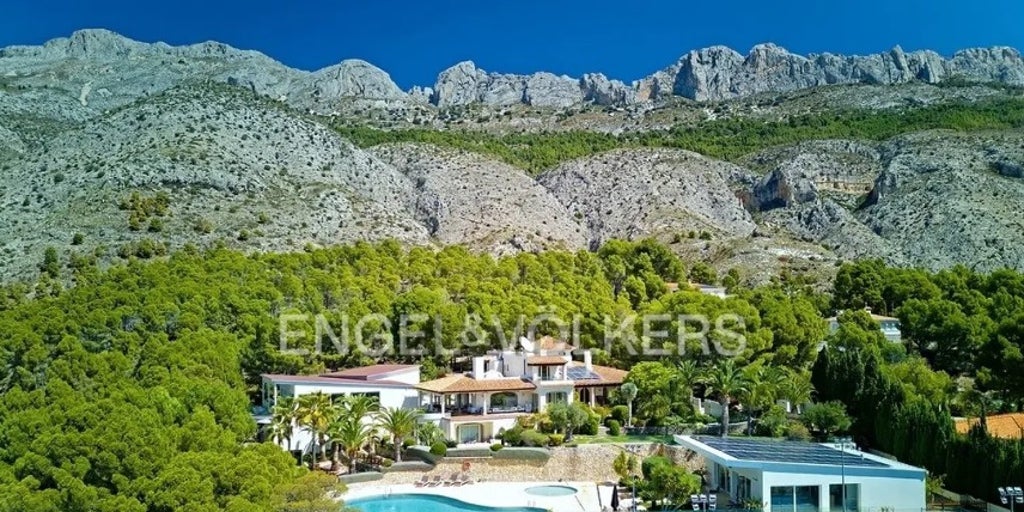 Los lujos de la casa en venta más cara de la Comunidad Valenciana: cine, bodega y pista de tenis