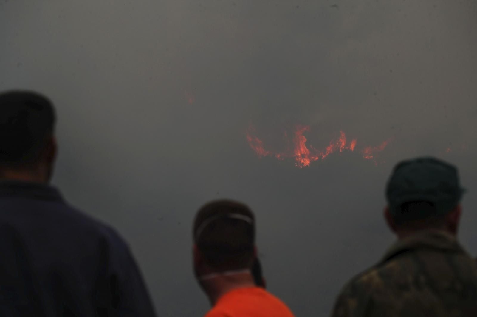 Vecinos contemplan las llamas que afectan a la comarca leonesa del Bierzo 