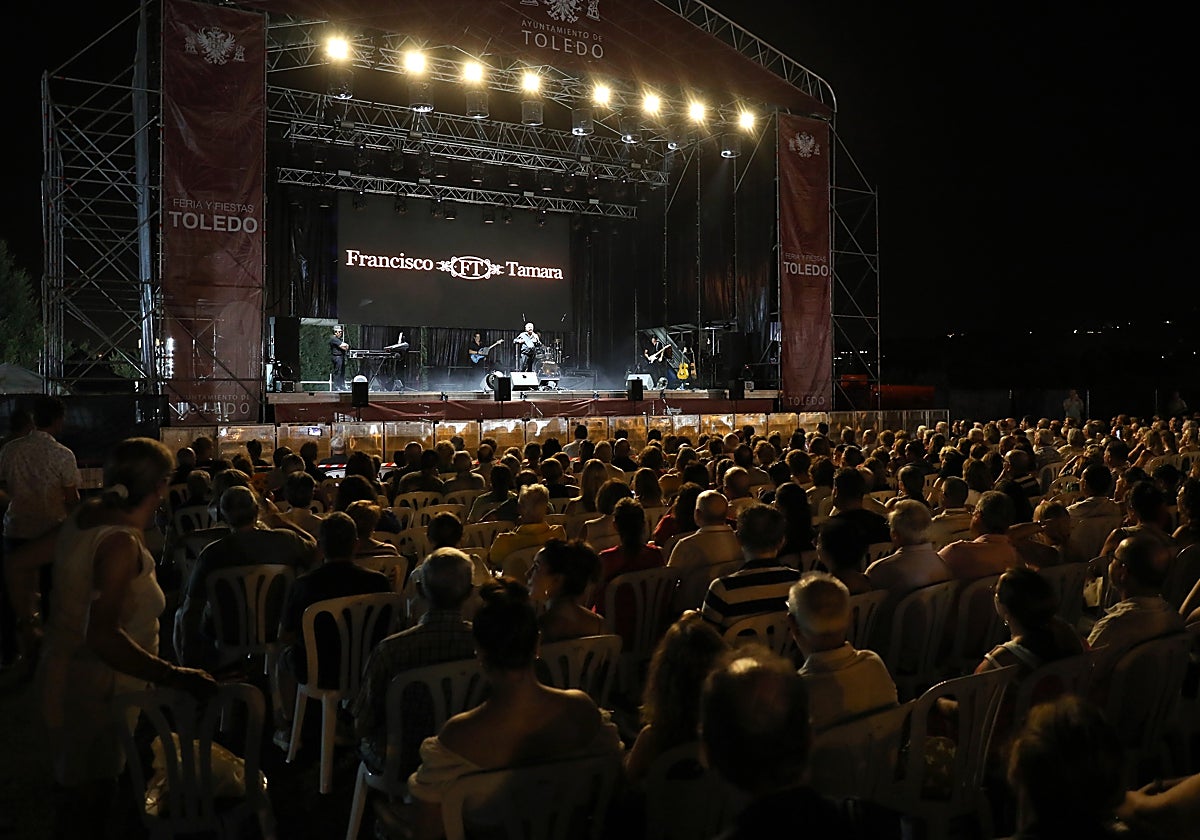 Público durante la actuación de Francisco y Tamara en La Peraleda