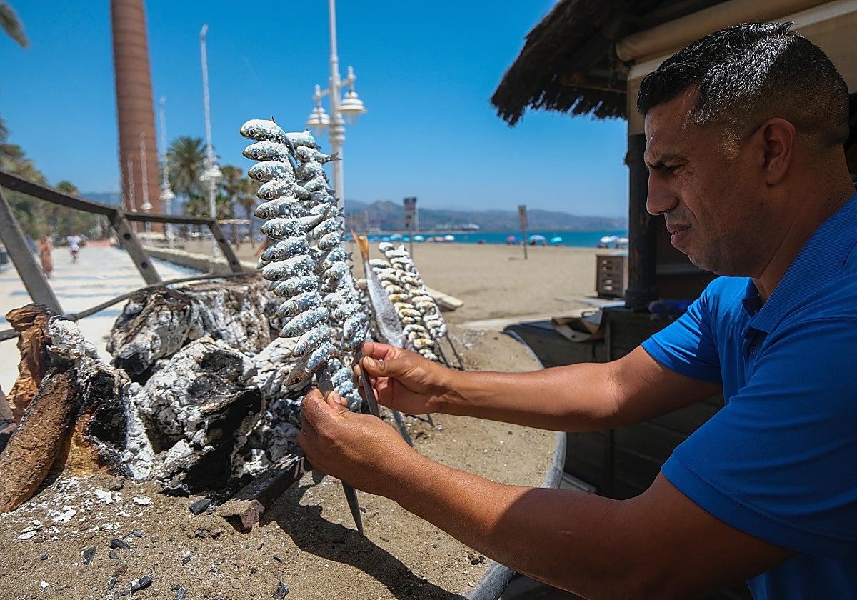 Abdul Ghani coloca los espetos en la jábega