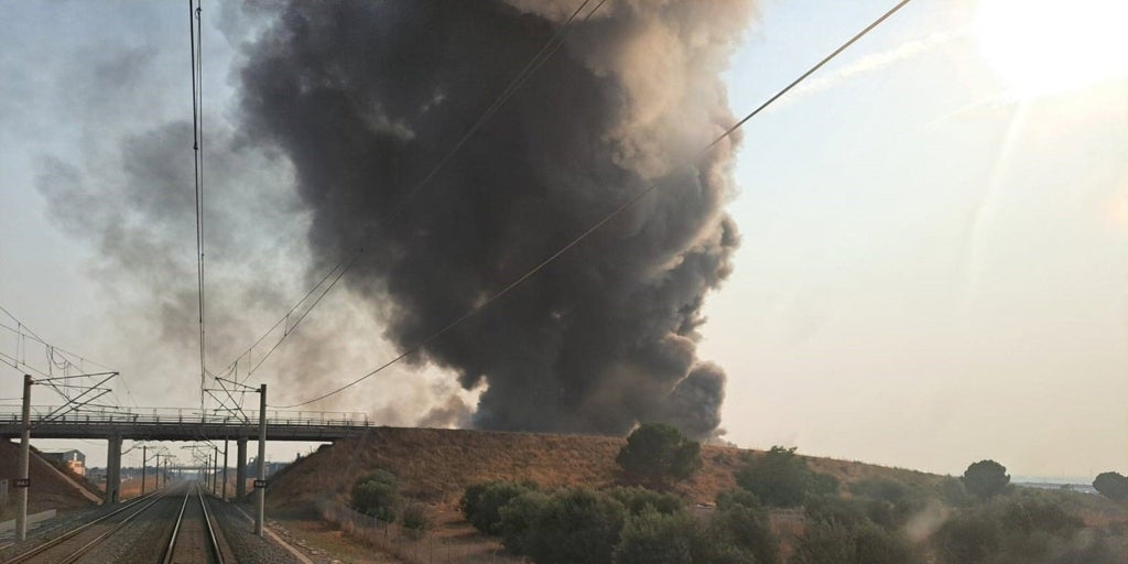 Un incendio en una fábrica de Yeles suspende la circulación ferroviaria en un tramo de Toledo y afecta la conexión entre Madrid y Andalucía