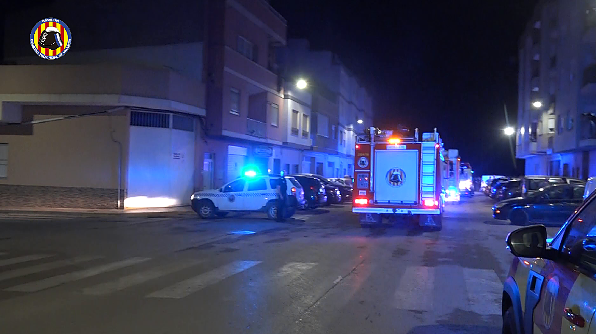 Imagen de la actuación de los Bomberos de Valencia en un incendio en Benifaió