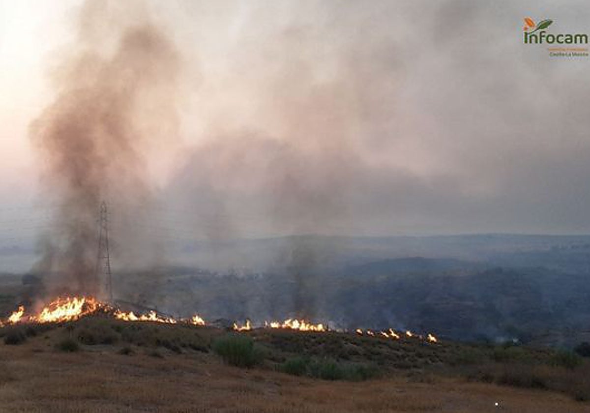 Imagen del incendio de Mascaraque a primera hora de este martes