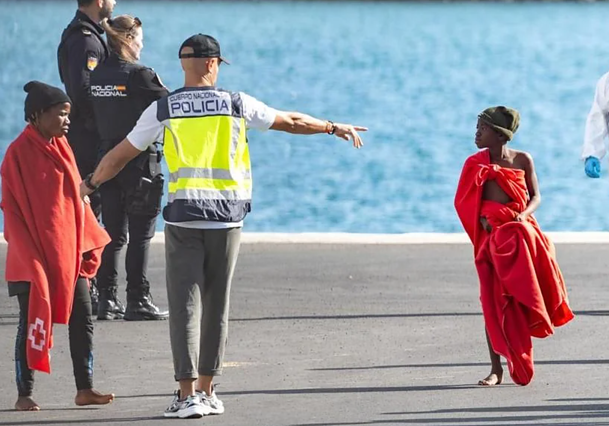 Varios menores son atendidos por los servicios en el muelle tras su rescate de un cayuco en Canarias