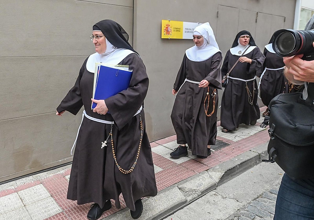 Las exmonjas de Belorado a su llegada a un juzgado de Briviesca el pasado mes de julio