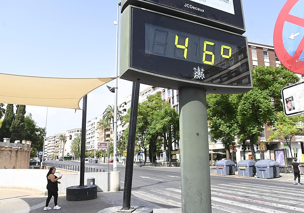 Una mujer se protege del sol durante la última ola de calor en Córdoba