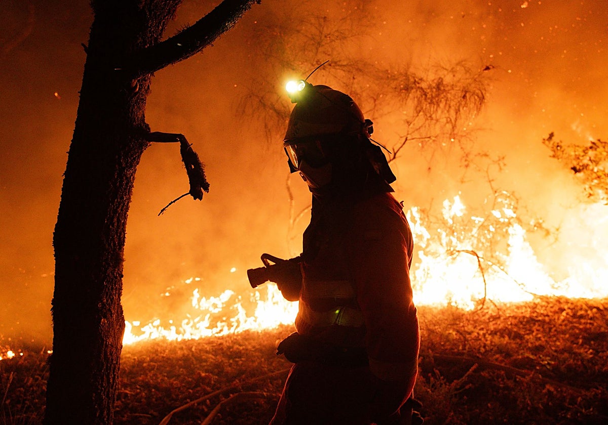 Bombero forestal en el incendio de Oímbra (Orense)