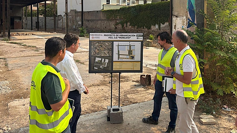 Imagen de la visita de Giner a la zona de urbanización