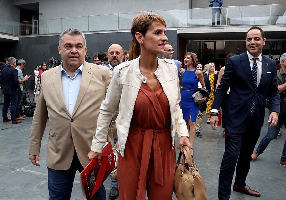 La presidenta de Navarra, María Chivite, acompañada por el ex secretario de Organización del PSOE, Santos Cerdán
