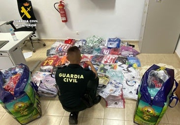 Requisan más de 600 camisetas de fútbol falsificadas en el 'top manta' del paseo marítimo de Peñíscola
