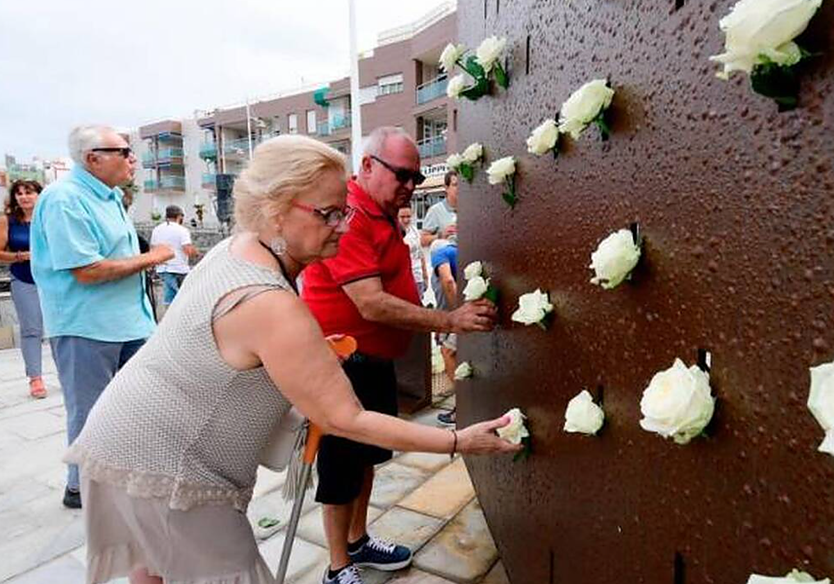 monumento 'Luces en el vacío' en Las Palmas de Gran Canaria dedicado a las víctimas de la tragedia