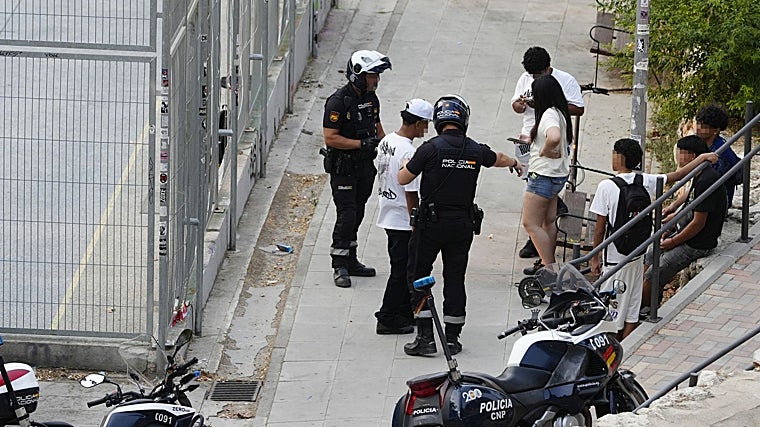 Agentes de la Policía Nacional identifican a jóvenes en las canchas de la calle de Payaso Fofó
