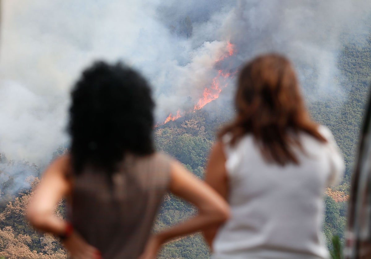 Avance de las llamas en el municipio lucense de Quiroga, afectado por el incendio de Larouco, próximo a la Sierra do Courel