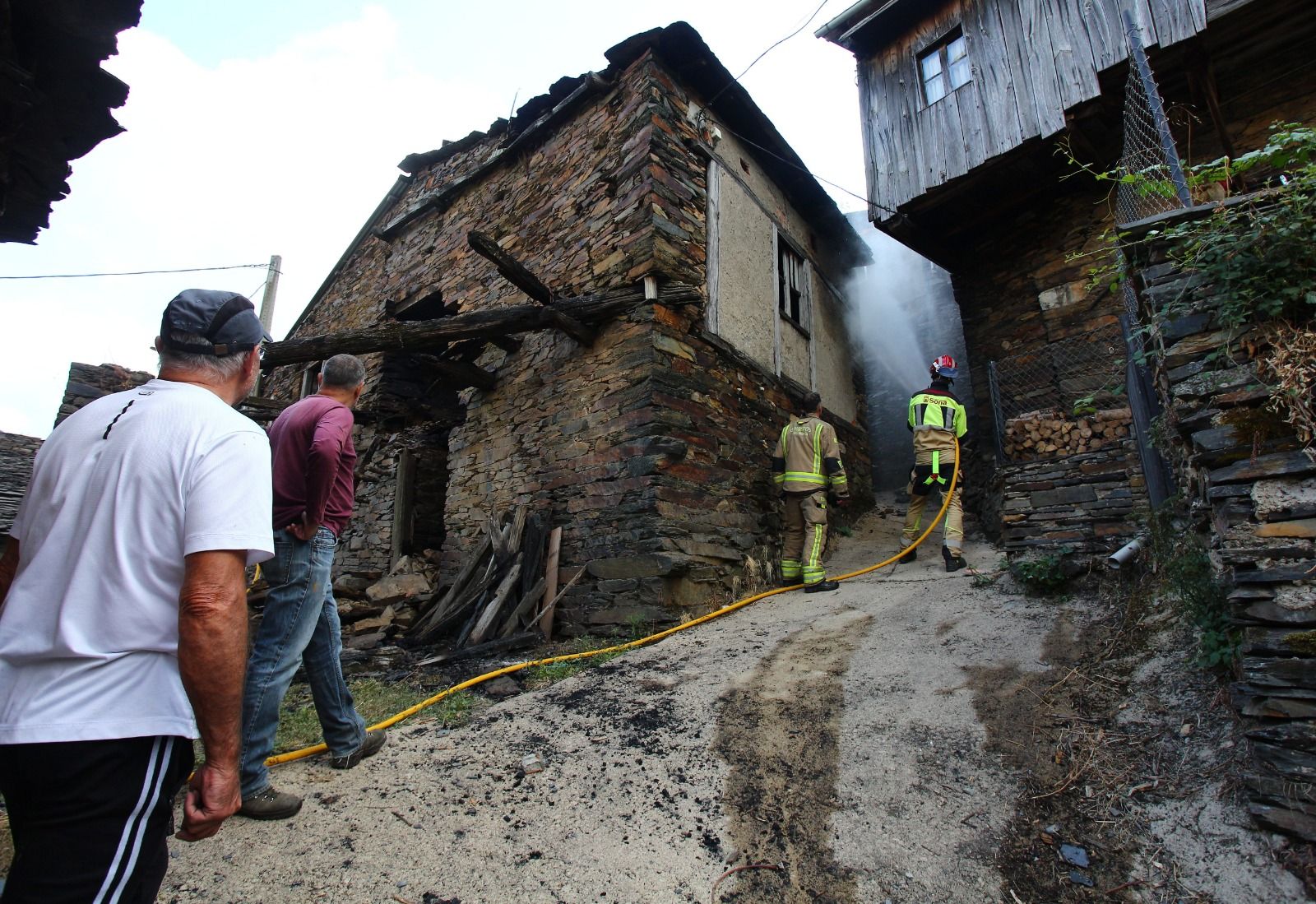 Bomberos de Soria apagan los rescoldos en la localidad de Lusio (León)