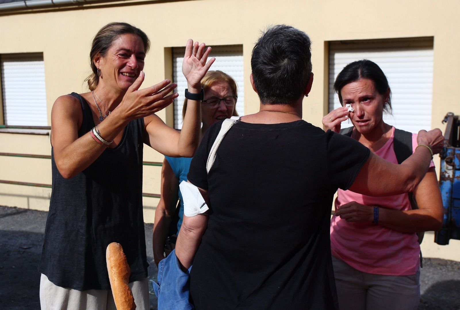 Vecinas de Oencia, en El Bierzo, se saludan con emoción