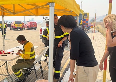 Imagen secundaria 1 - Iniciativas vecinas en Oencia y las voluntarias Isa y María Paz en Vega de Magaz (León) para dar apoyo al operativo de extinción de incendios
