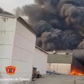 Imagen de la nave de reciclaje de plásticos ardiendo
