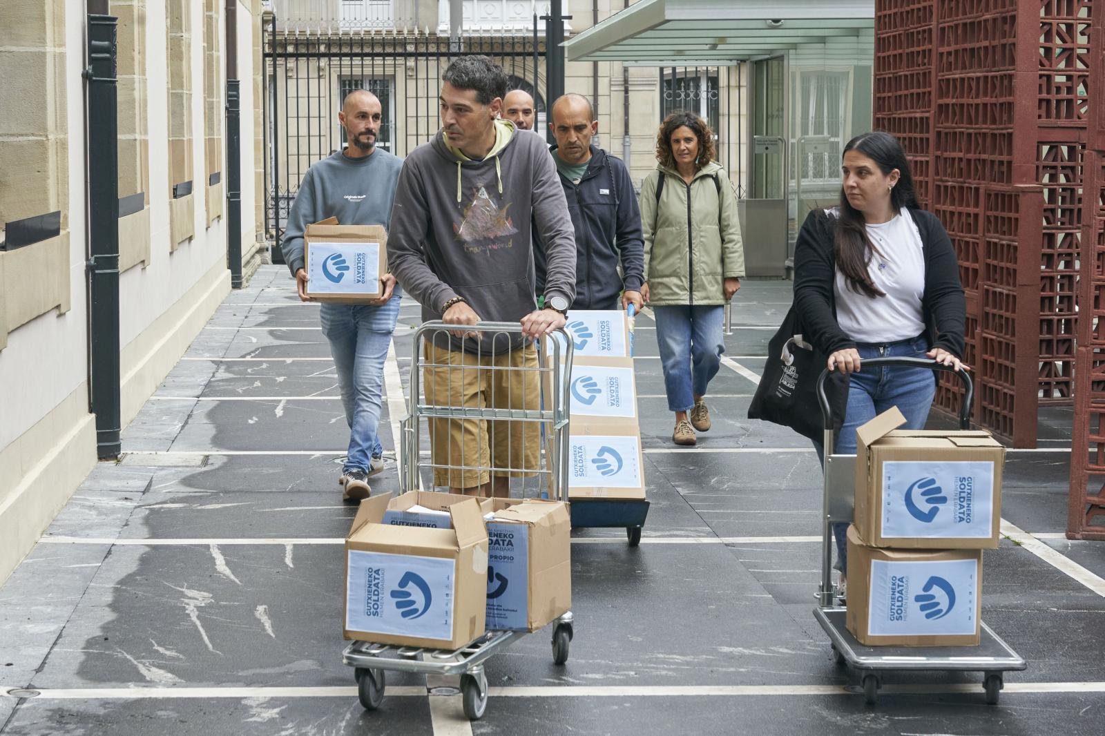 Representantes de los sindicatos llevan al Parlamento de Vitoria las firmas para reclamar un SMI propio