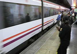 El Cercanías de Málaga se detiene en Benalmádena y obliga a bajar a los viajeros sin dar motivo