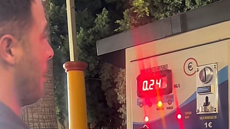 Un joven celebra estar por debajo de la tasa permitida