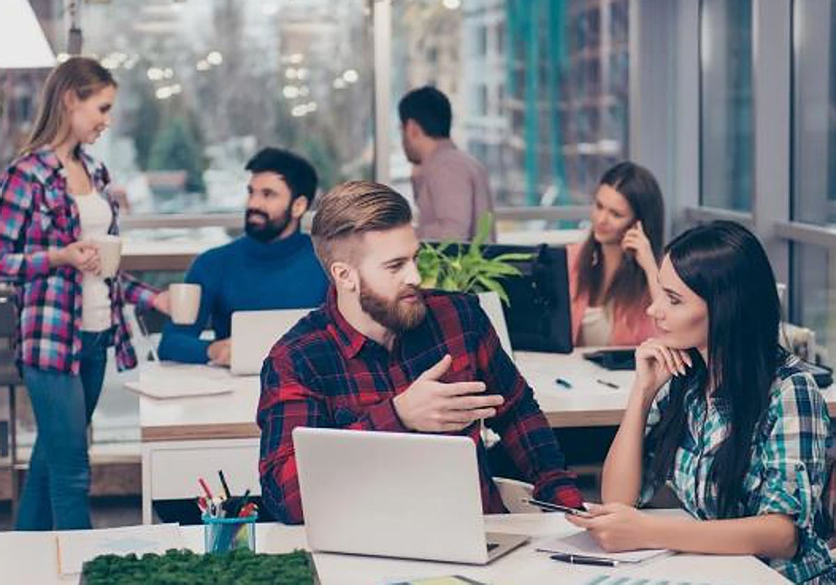 Varios empleados jóvenes, trabajando en su oficina