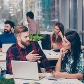 Varios empleados jóvenes, trabajando en su oficina