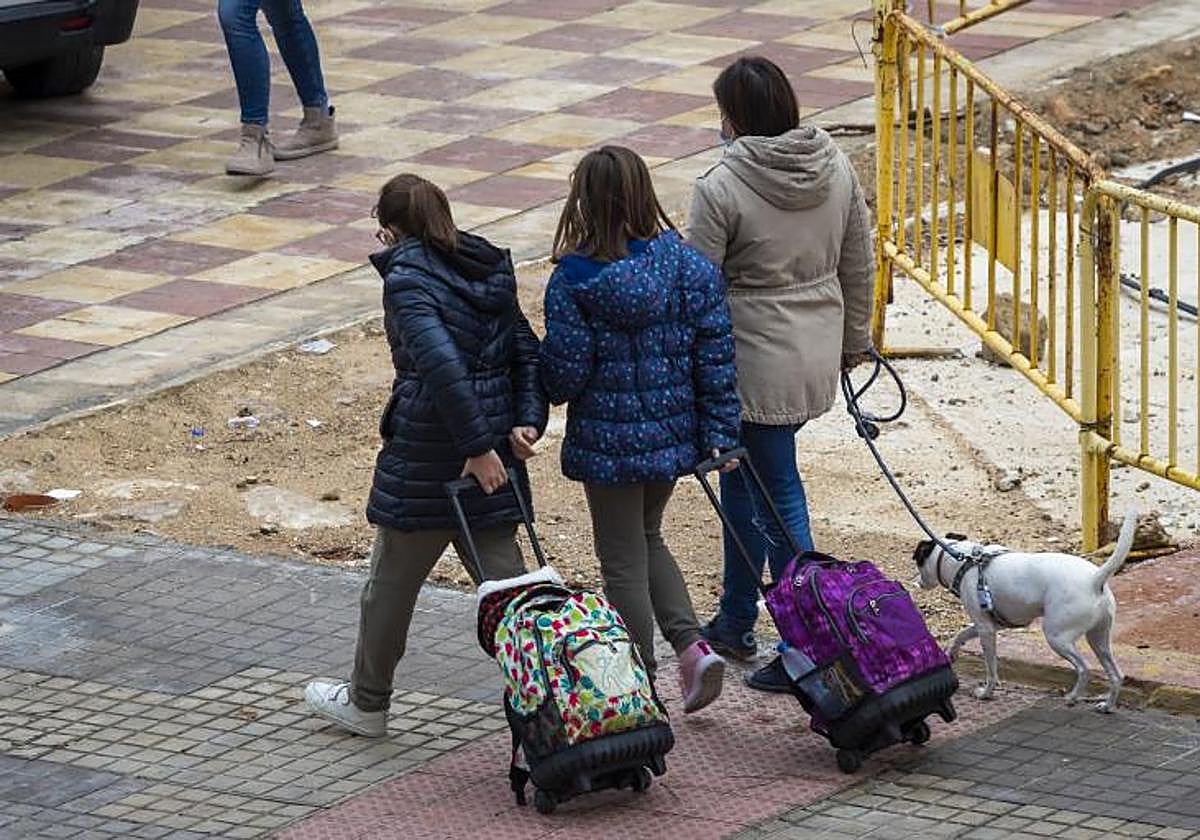 Imagen de archivo de alumnas antes de entrar a clase en un colegio de Alicante