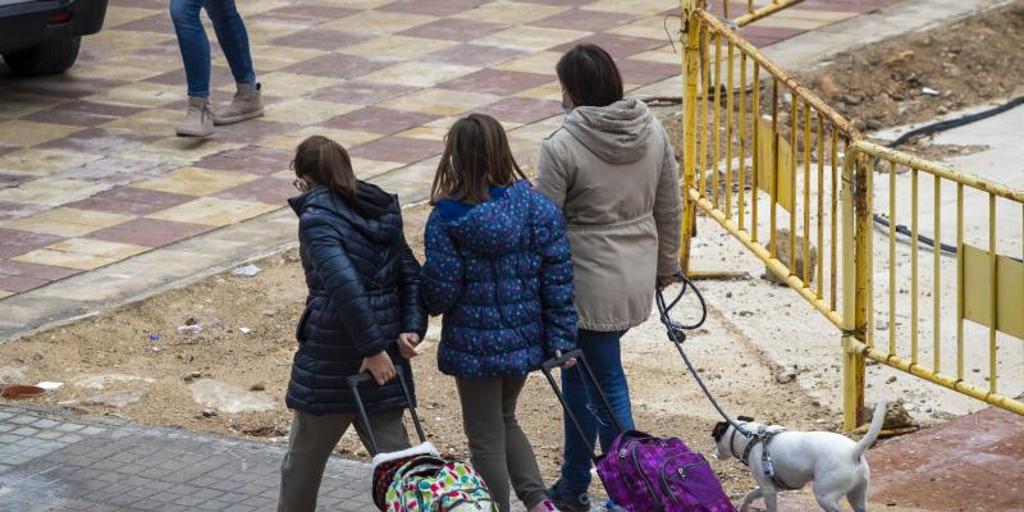 Mazón recupera el derecho de las familias a recibir la comunicación del colegio en castellano