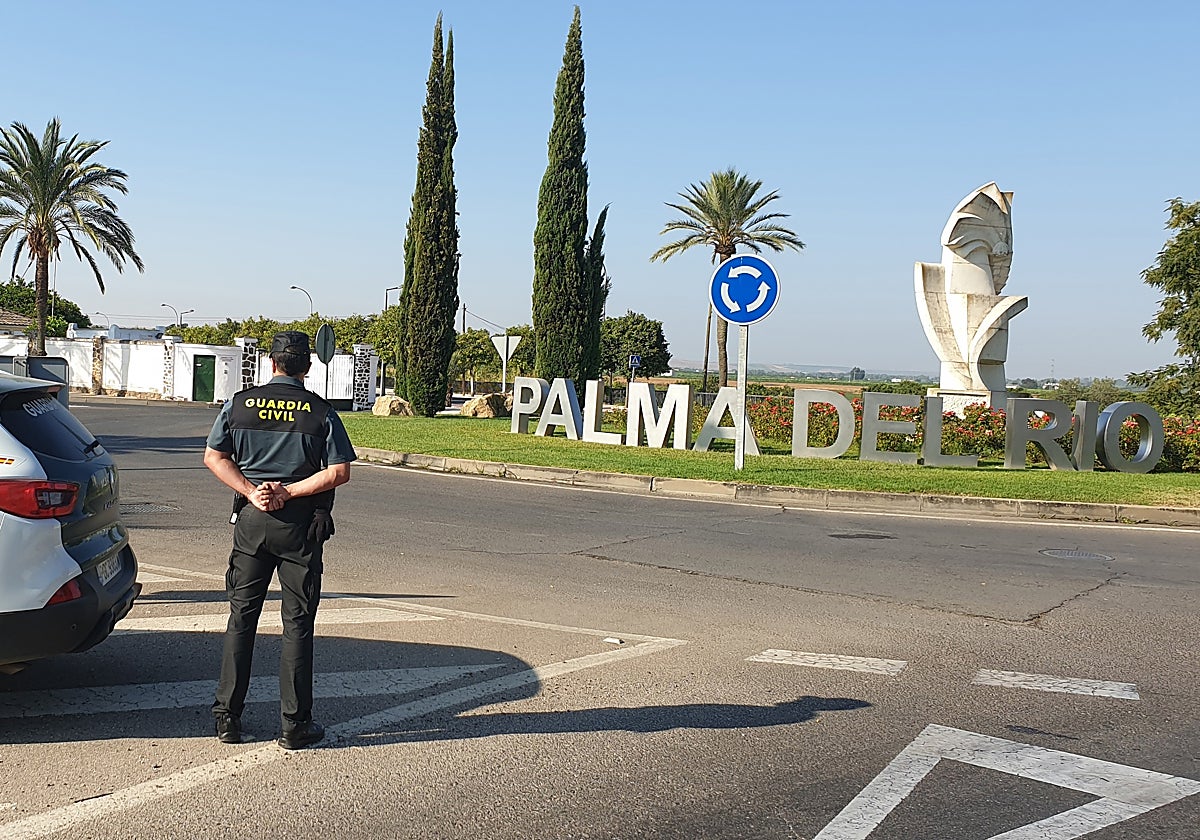 Agente de la Guardia Civil en la entrada de Palma del Río