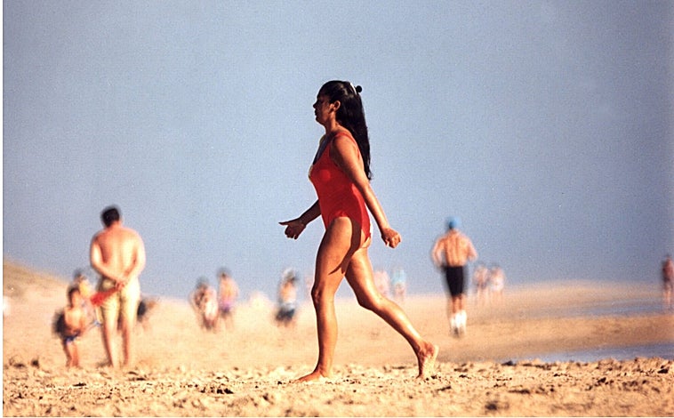 Imagen principal - Isabel Pantoja, Pastora Vega, Imanol Arias y Aitana Sánchez-Gijón, de los primeros VIP que descubrieron la costa de Cádiz