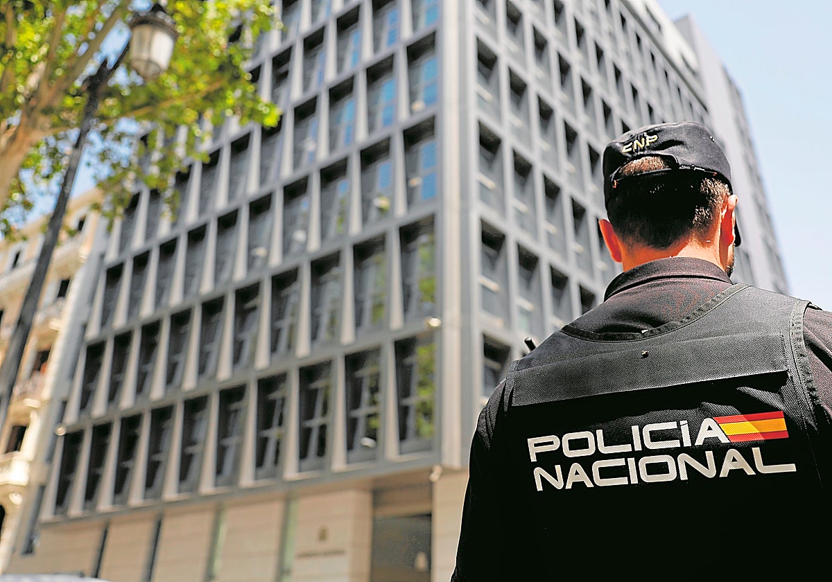 Un agente de Policía en la Audiencia Nacional