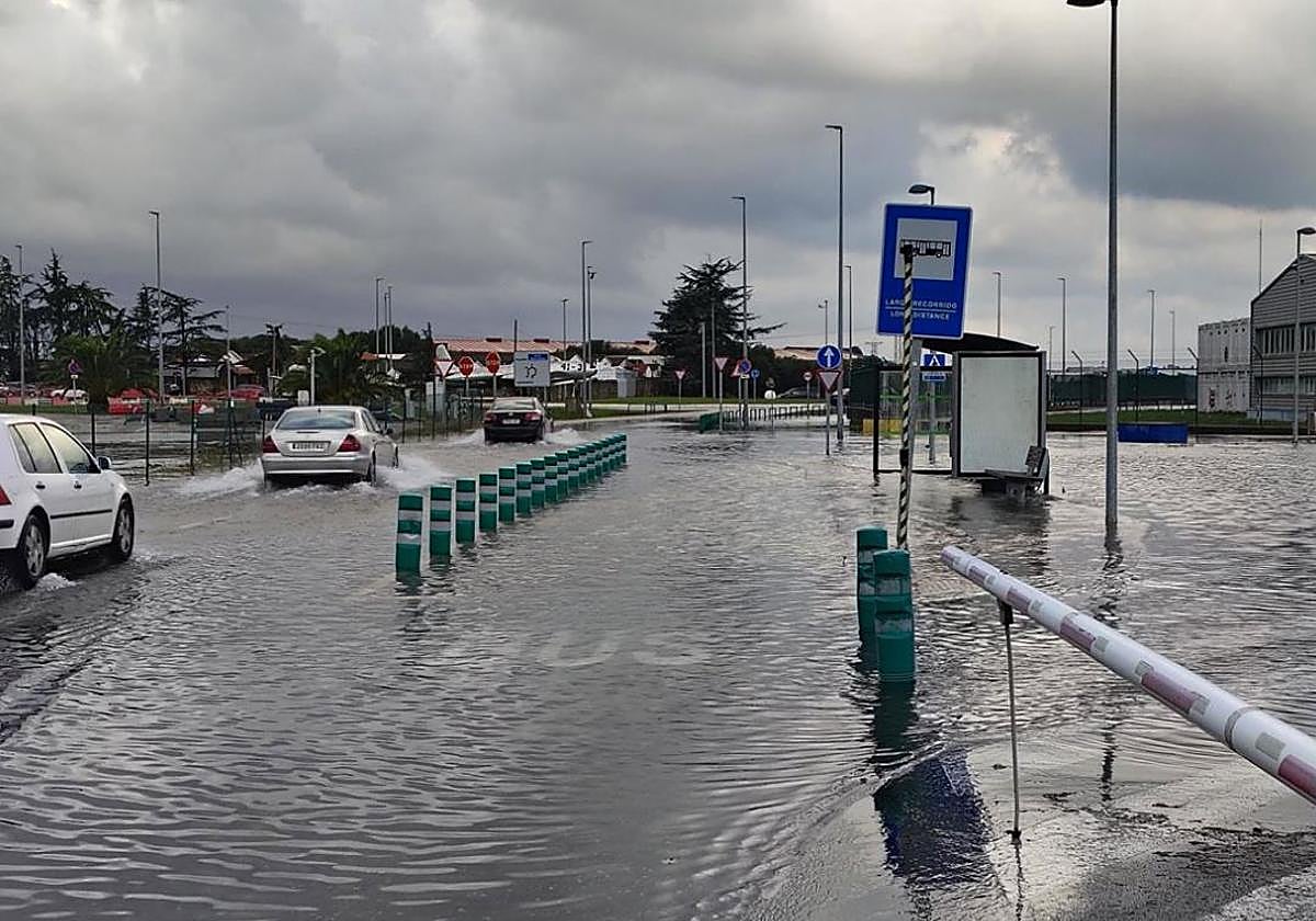Agua acumulada en la zona del aeropuerto Seve Ballesteros Santander