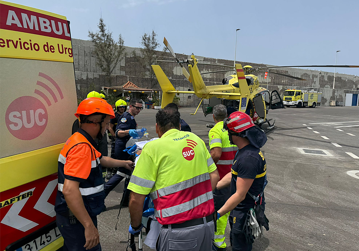 Trasladado en estado crítico un hombre que se precipitó desde varios metros de altura a la calle en Gran Canaria