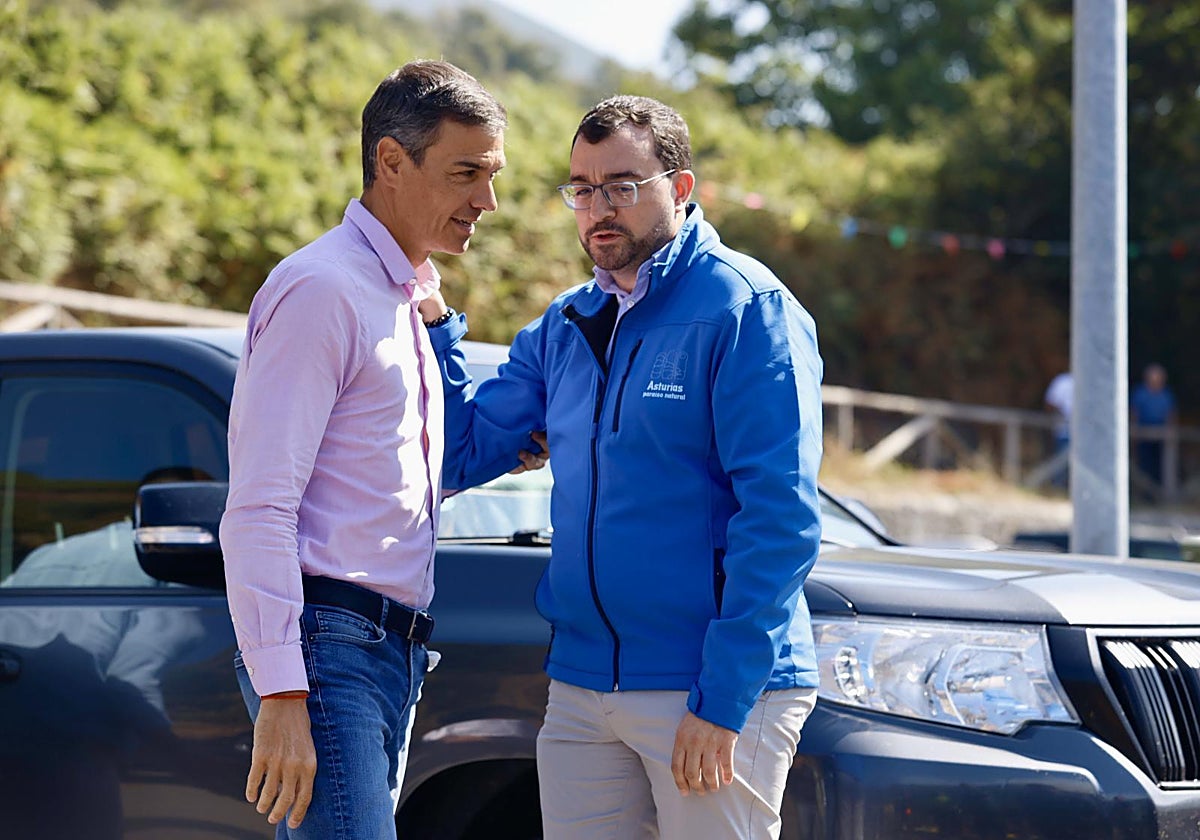 Pedro Sánchez junto a Adrián Barbón