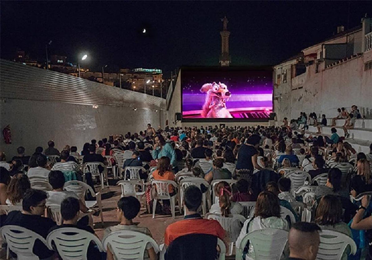 Cientos de personas viendo una película en el cine de verano de Serra