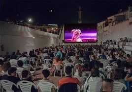 Cientos de personas viendo una película en el cine de verano de Serra