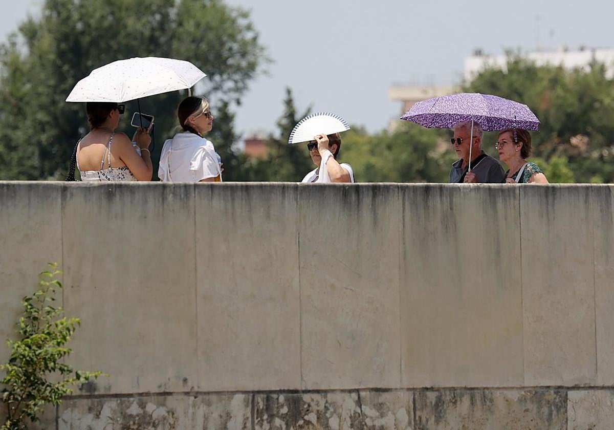 Turistas bajo el sol de agosto en Córdoba capital