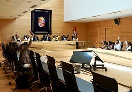 Mañueco comparecerá en las Cortes de Castilla y León la próxima semana obligado por la oposición