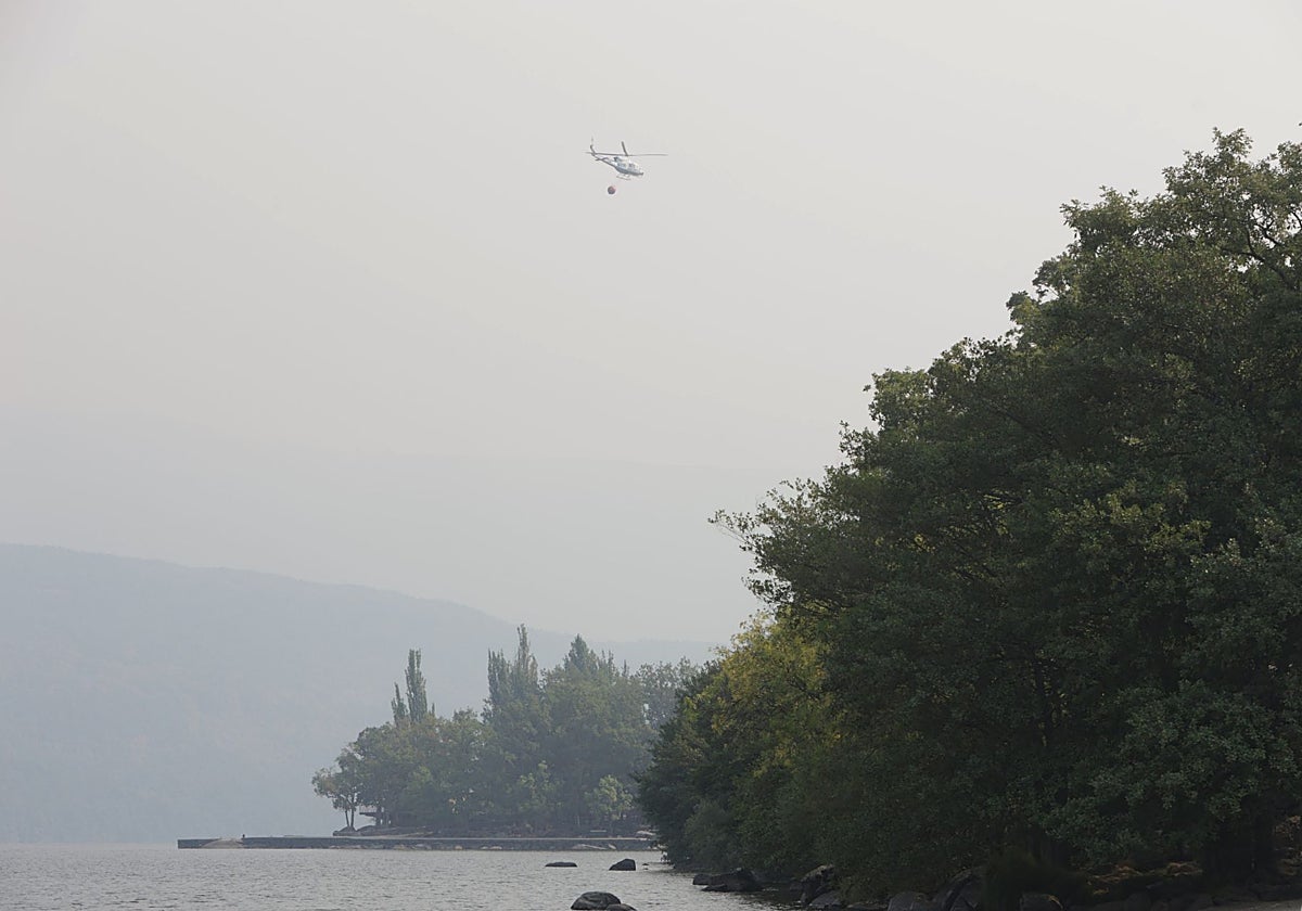 El Incendio de Porto de Sanabria que ha avanzado por la sierra que rodea el lago de Sanabria