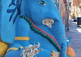 Destrozan en La Bañeza (León) una obra en reconocimiento de los dos vecinos fallecidos en un incendio