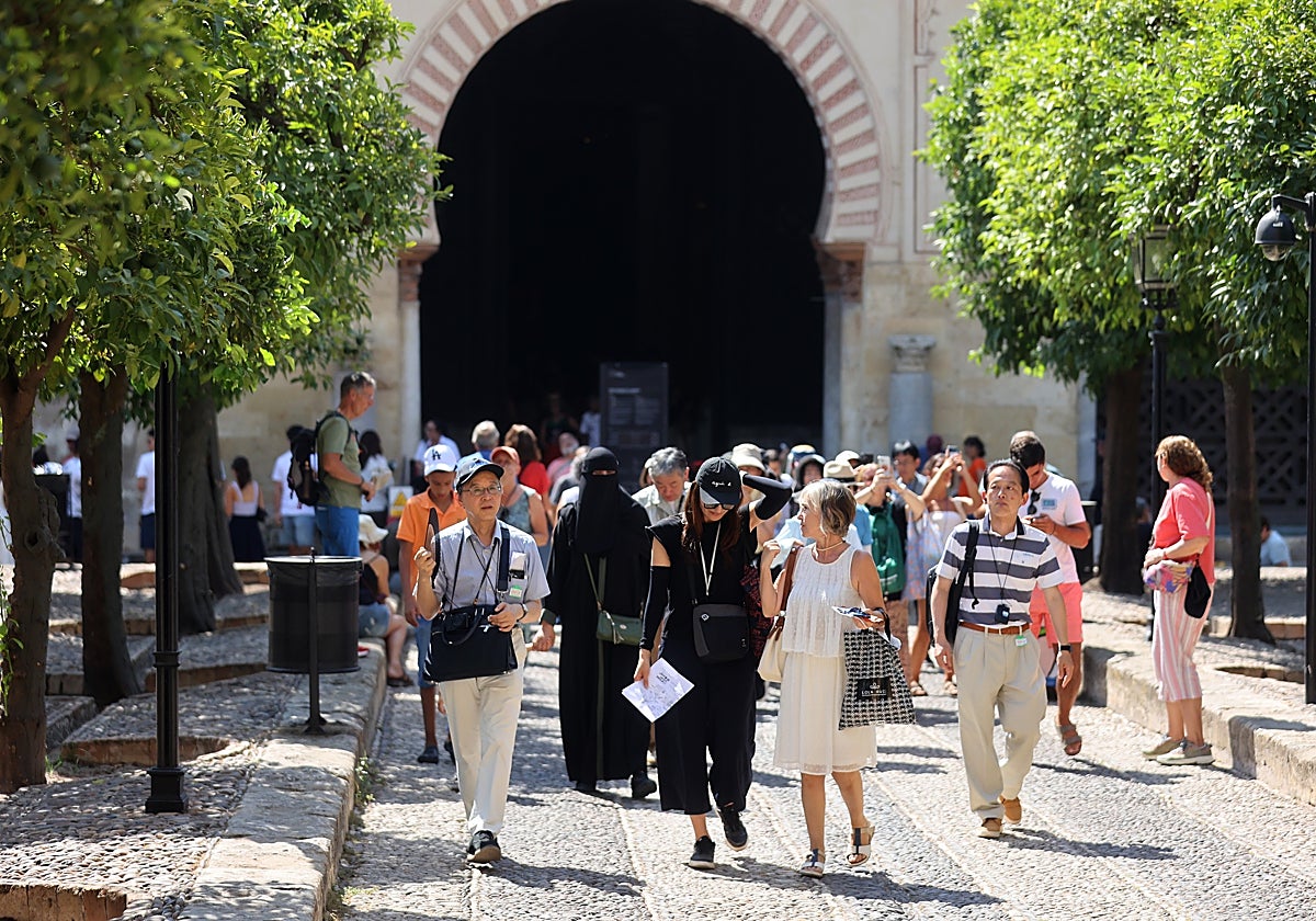 Los turistas abandonan la Mezquita-Catedral tras su visita