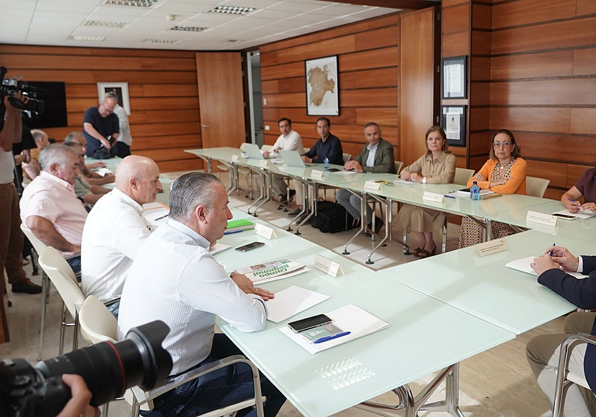 El presidente de la Junta y la consejera de Agricultura, Alfonso Fernández Mañueco y María González Corral, durante la reunión mantenida con las organizaciones agrarias