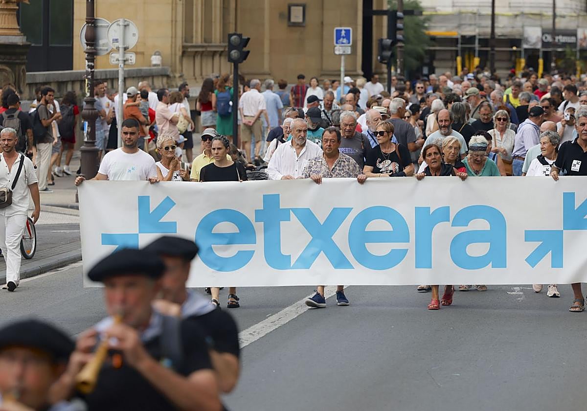 La red de apoyo a los presos de ETA Sare celebra su habitual manifestación durante las fiestas de la Semana Grande de San Sebastián.
