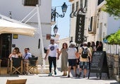 La razón por la que molesta a los camareros cobrar por separado en una misma mesa del bar: «Siempre hay problemas»