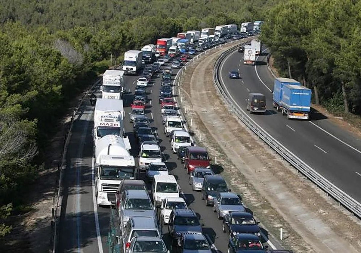 Imagen de archivo de atasco en la AP-7