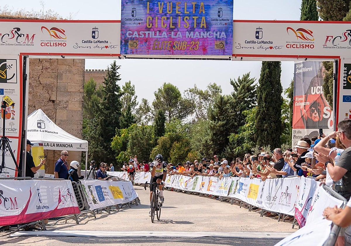 Bernardo Cambareri al cruzar la meta de Uclés