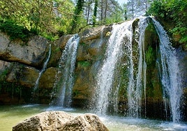 El pueblo de Cataluña con siete piscinas naturales e impresionantes cascadas a hora y media de Barcelona: dónde está y cómo llegar