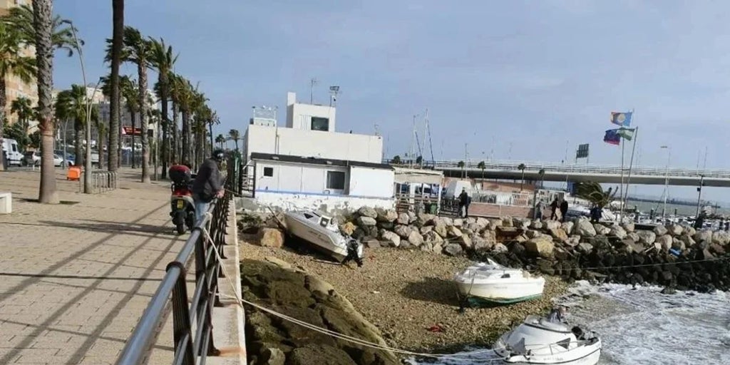 Un pescador muere tras caerle una piedra de grandes dimensiones en el espigón junto al Puente de la Constitución de Cádiz