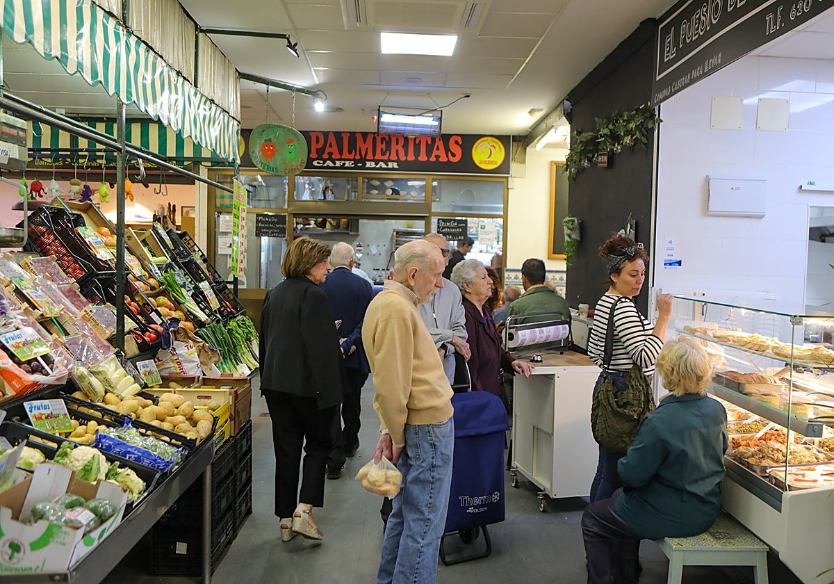 Clientes en el mercado de abastos de Las Palmeritas de Sevilla