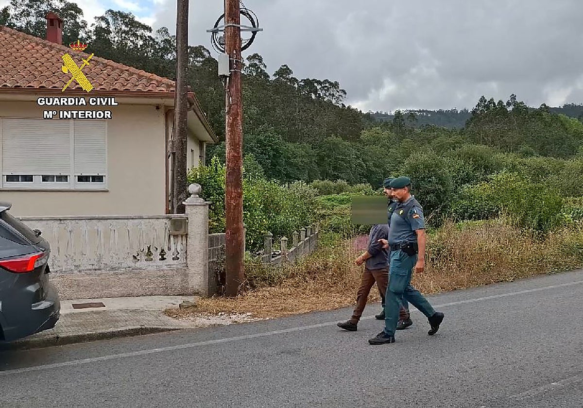 Dos guardias civiles acompañan a la detenida en Carballo (La Coruña) como presunta autora de 11 incendios forestales